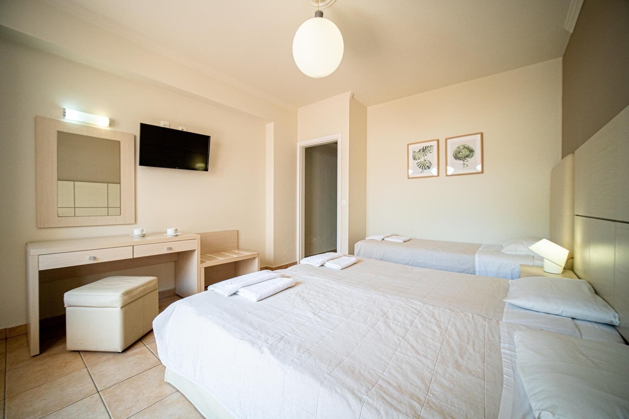 Apartment for 3 people | Caja de seguridad en la habitación, escritorio y cortinas blackout 