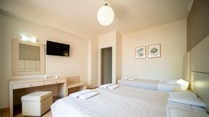 Apartment for 3 people | セーフティボックス (室内)、デスク、遮光カーテン、防音設備