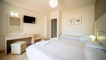 Apartment for 3 people | Caja de seguridad en la habitación, escritorio y cortinas blackout