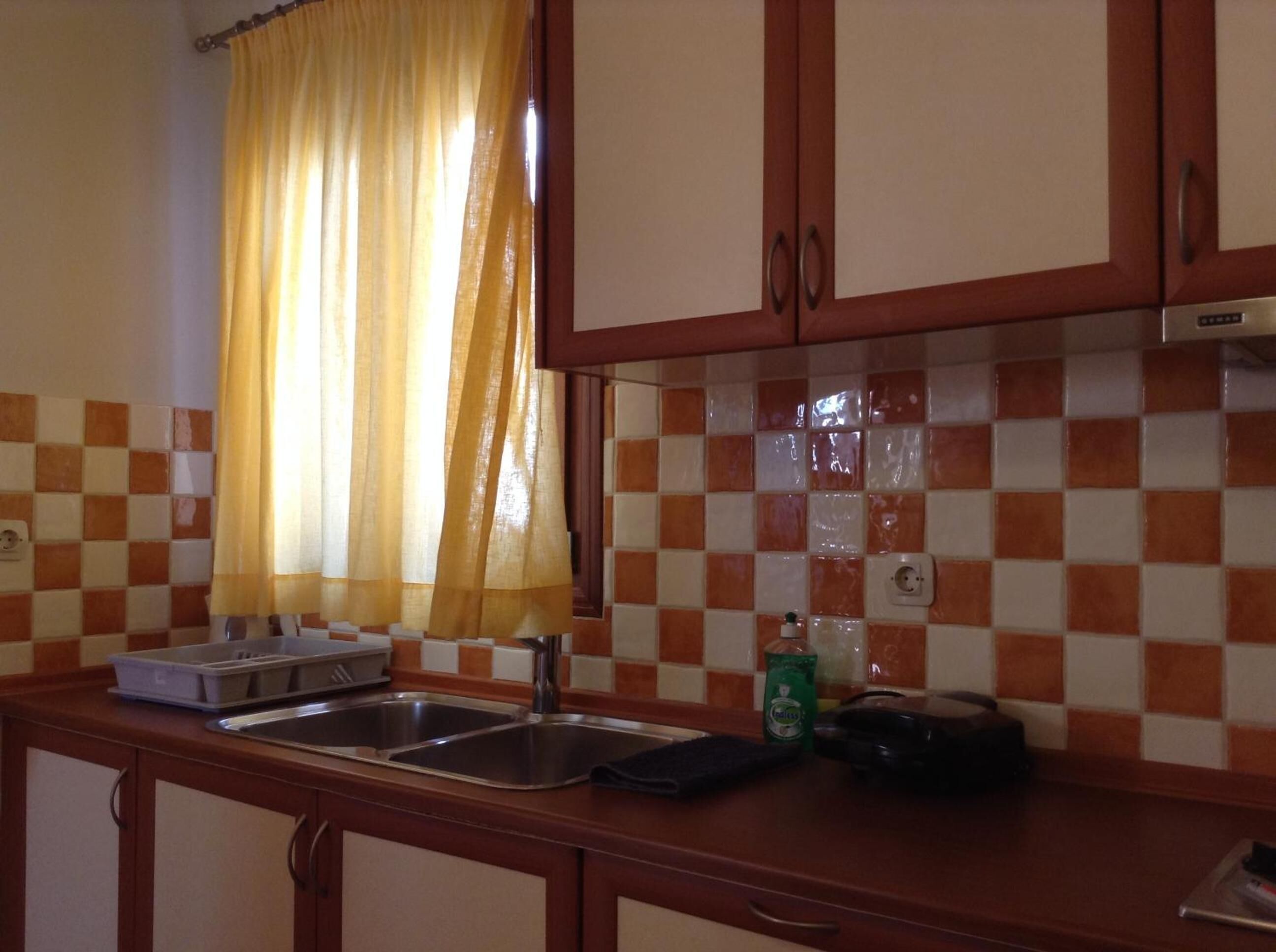 fridge, coffee/tea maker, electric kettle