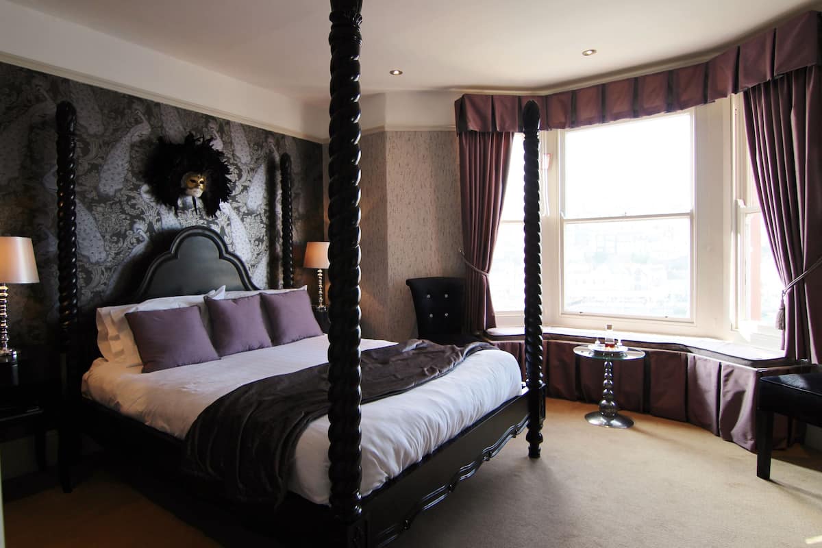 deluxe double room, 1 queen bed, harbour view | free wifi, bed sheets