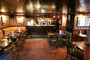 2 bares/lounges, pub