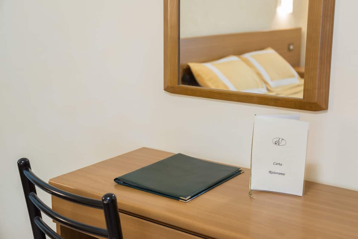 客房内保险箱、办公桌、免费 WiFi、床单