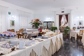 Free daily continental breakfast  - Hotel Astor Victoria (Forte dei Marmi)