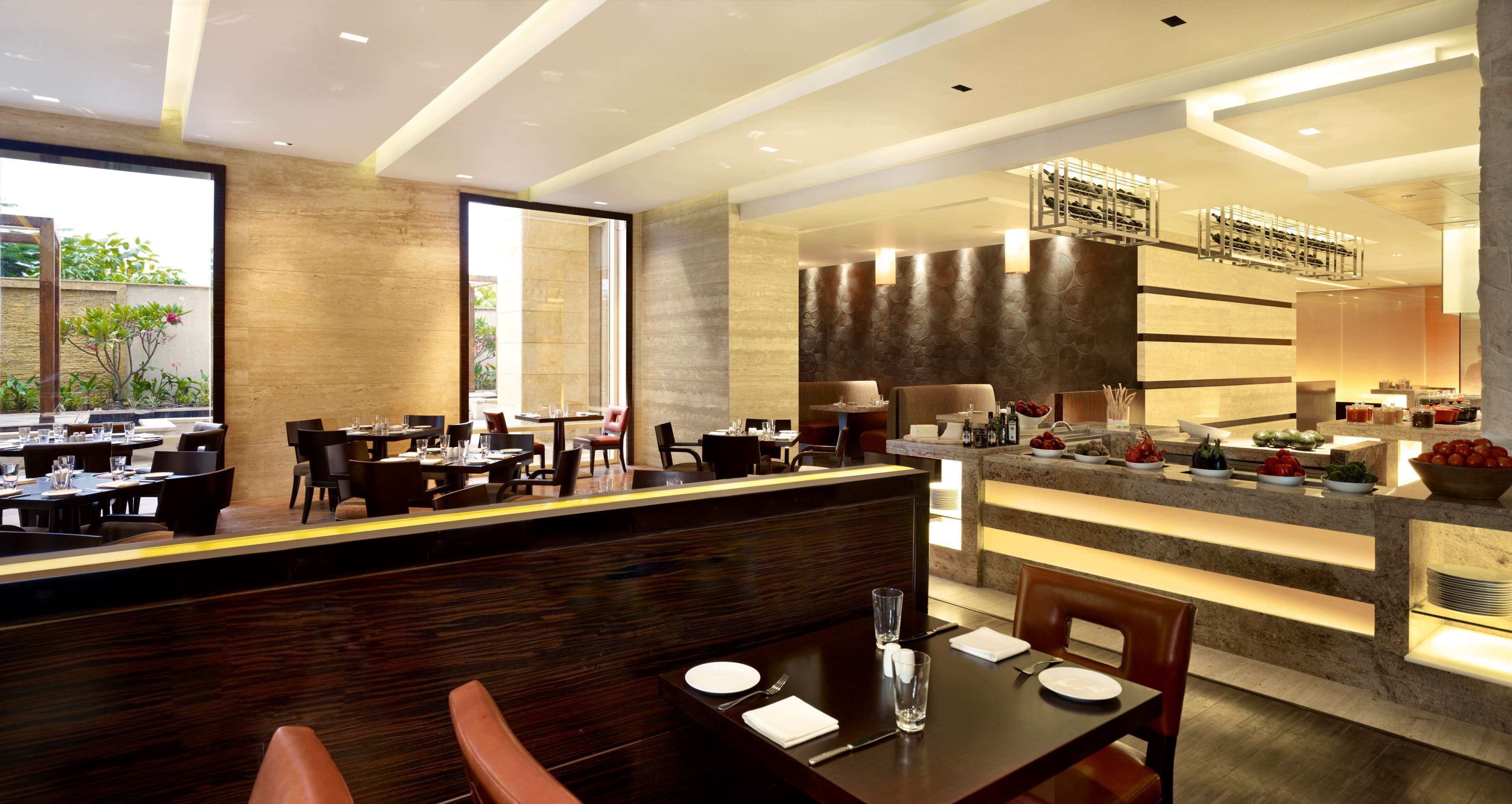 Ein modernes Restaurant mit Bar, Sitzgelegenheiten und einer Theke mit Weinkühler.