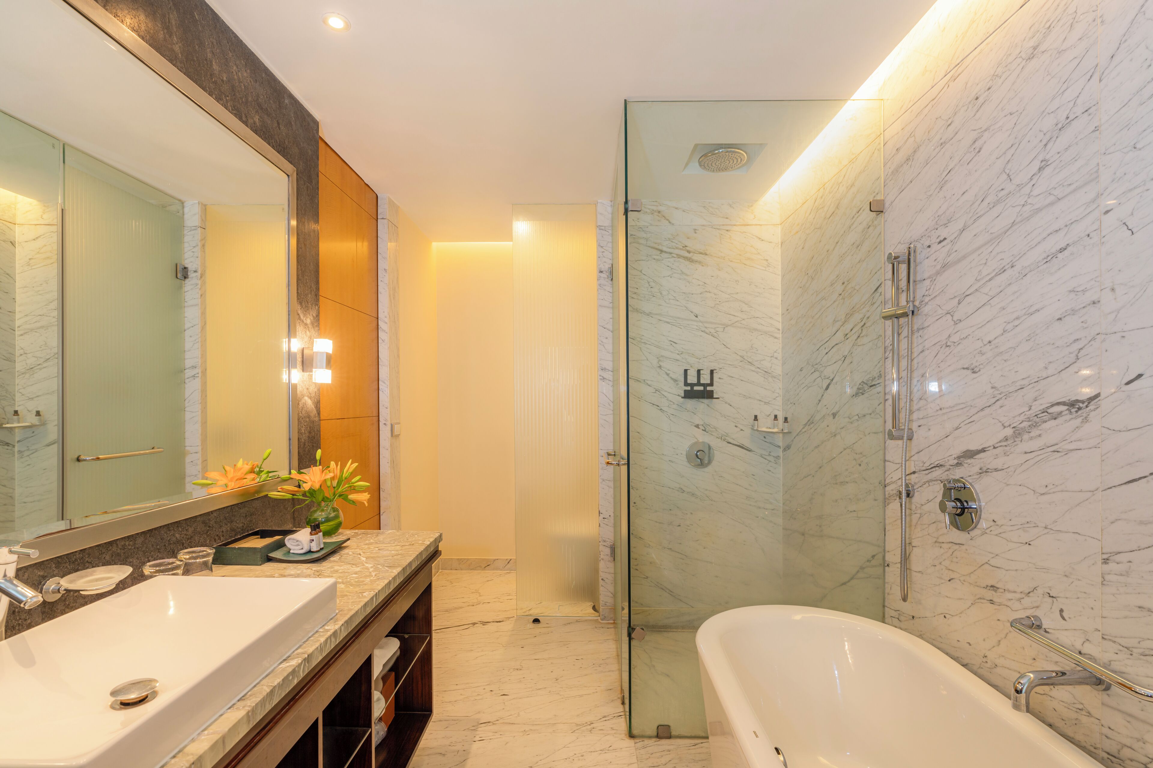 Room, 2 Twin Beds | Bathroom | Combined shower/tub, rainfall showerhead, free toiletries, hair dryer