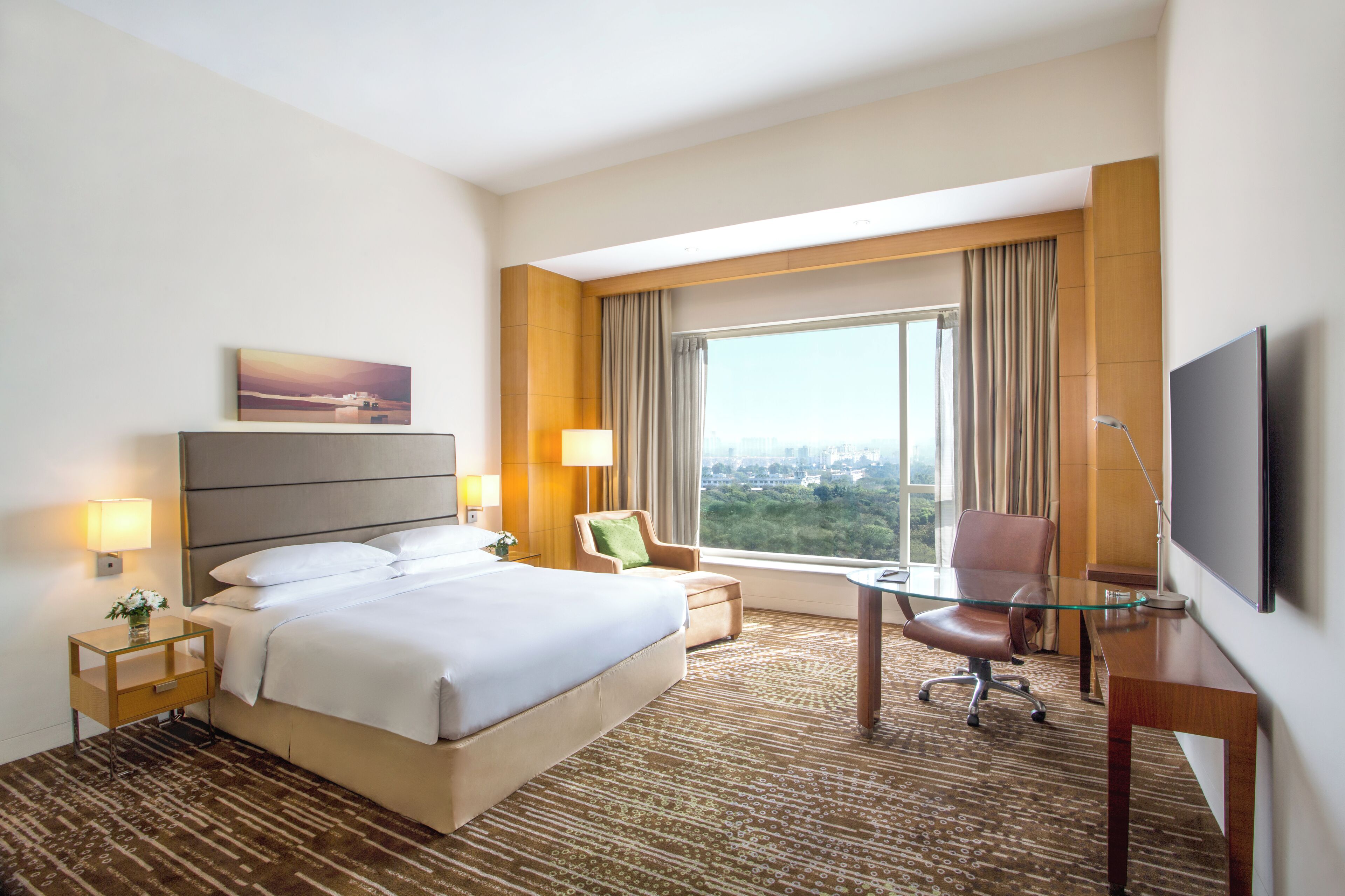 クラブ ルーム キングベッド 1 台 | 高級寝具、セーフティボックス (室内)、デスク、ノートパソコン用作業スペース