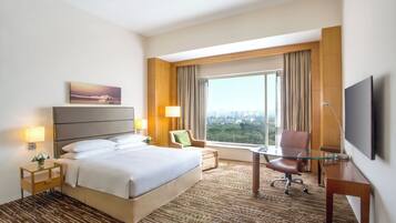 Club Room, 1 King Bed | Premium bedding, in-room safe, desk, laptop workspace