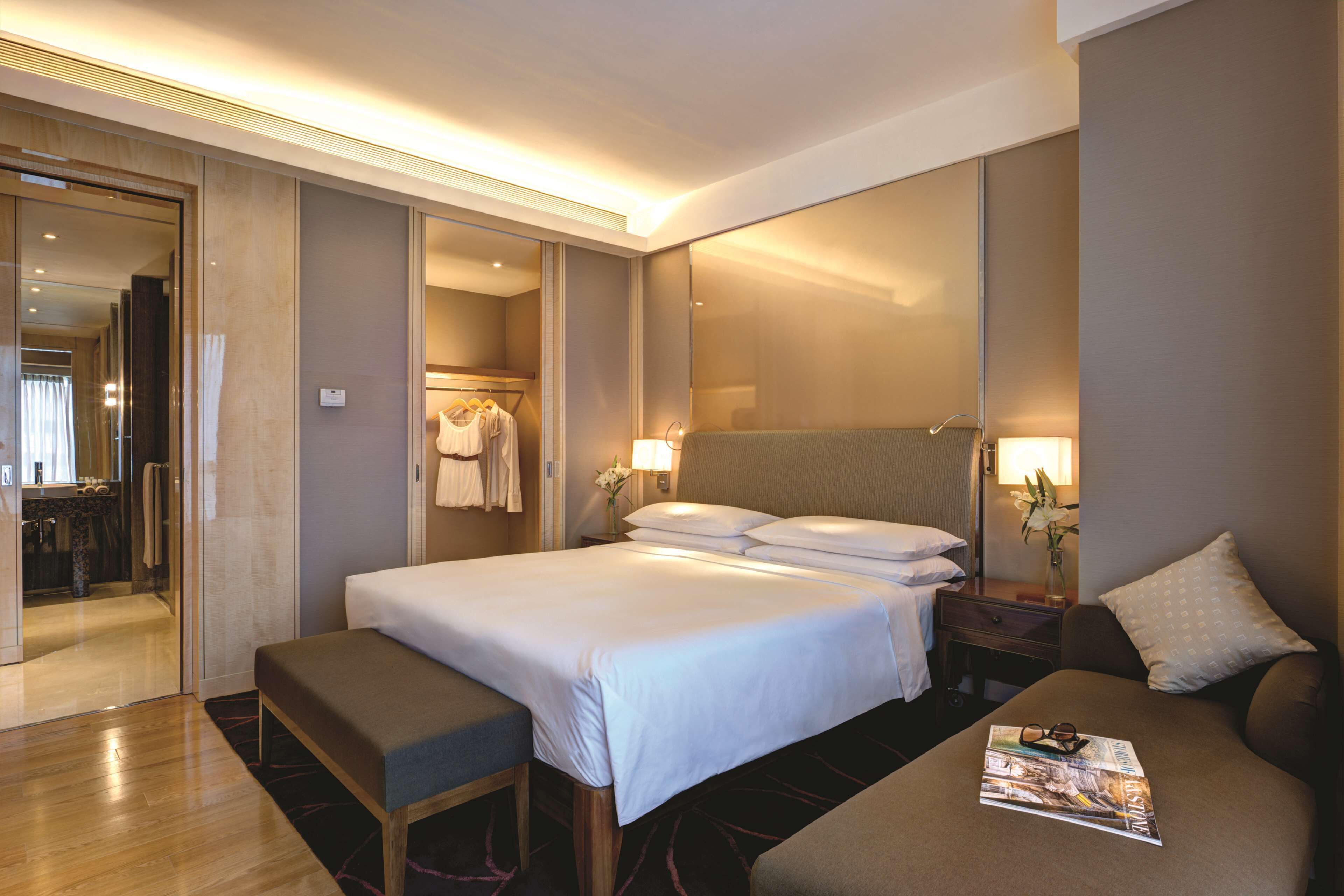 Premium bedding, in-room safe, desk, laptop workspace