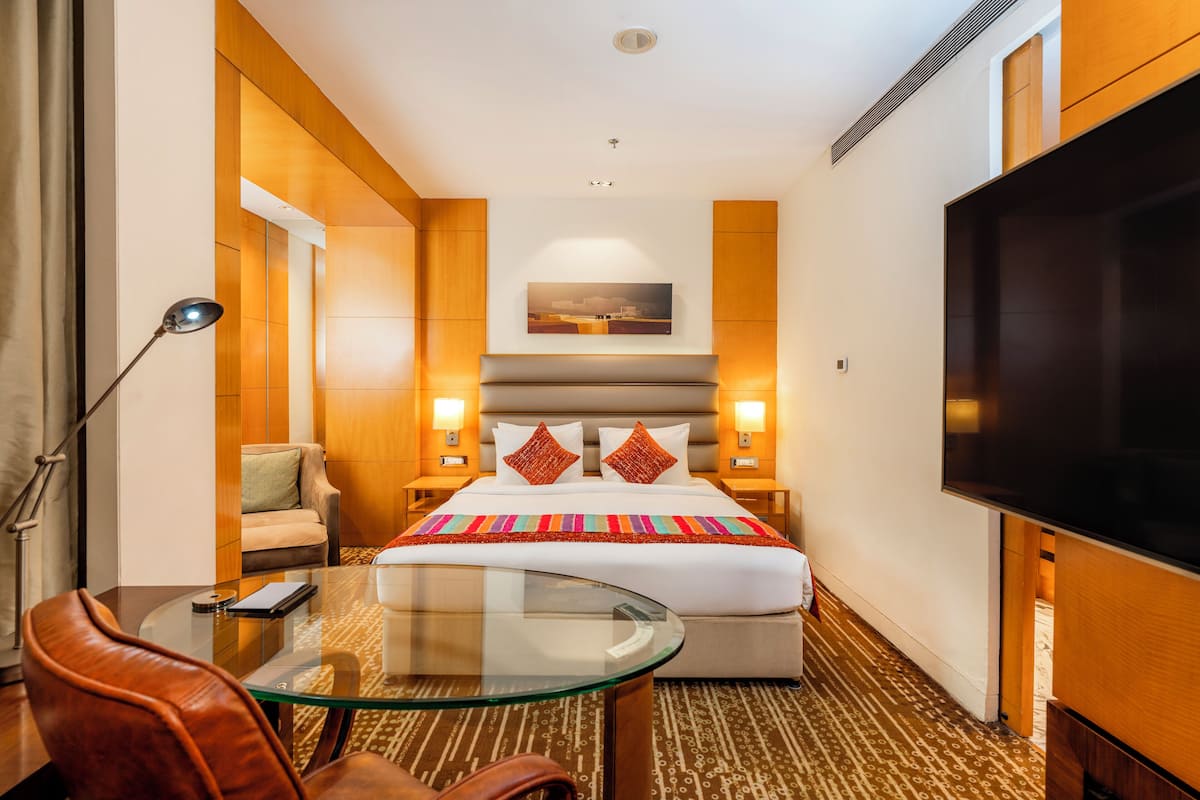 suite, 1 king bed | 1 bedroom, premium bedding, in-room safe, desk