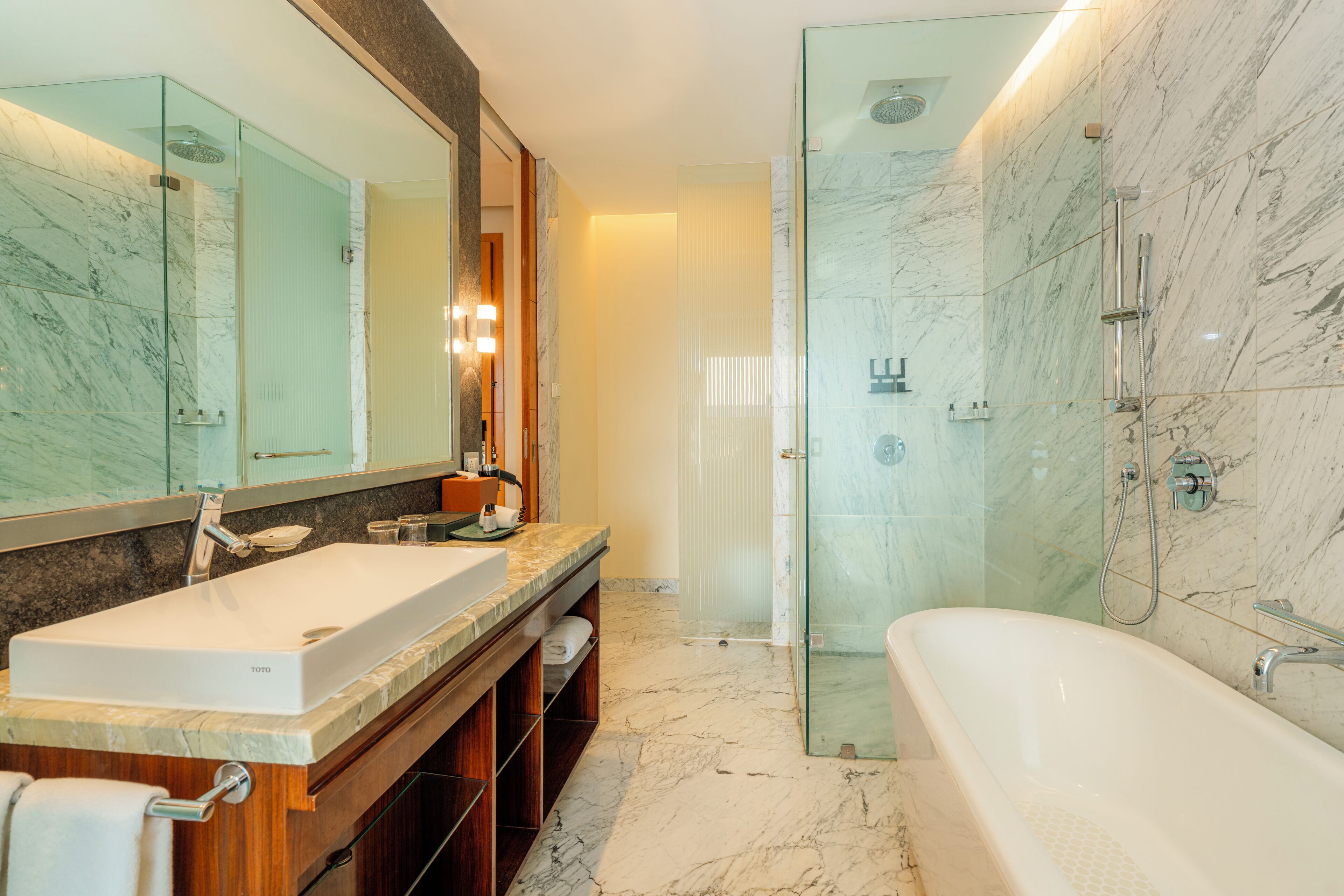Club Room, 1 King Bed | Bathroom