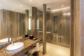 Executive Apartment, 2 Bedrooms | Bathroom | Combined shower/tub, rainfall showerhead, free toiletries, hair dryer
