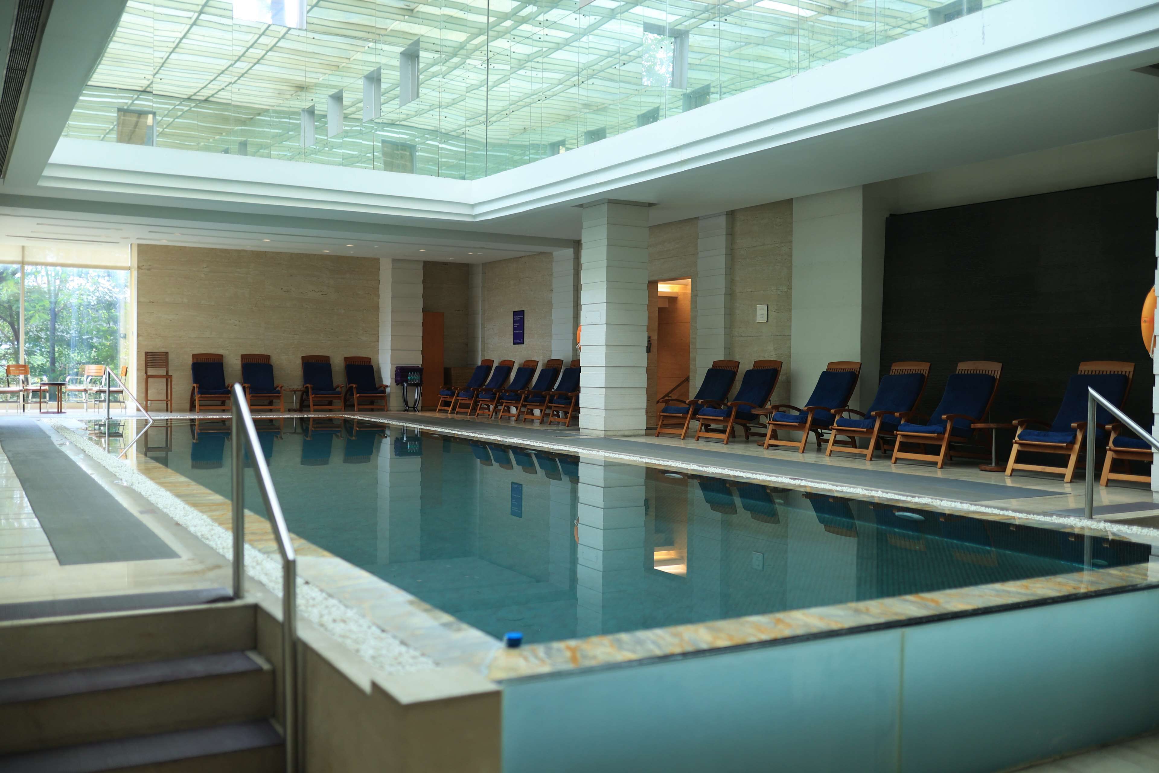 Piscine intérieure, accès possible de 7 h à 21 h, chaises longues