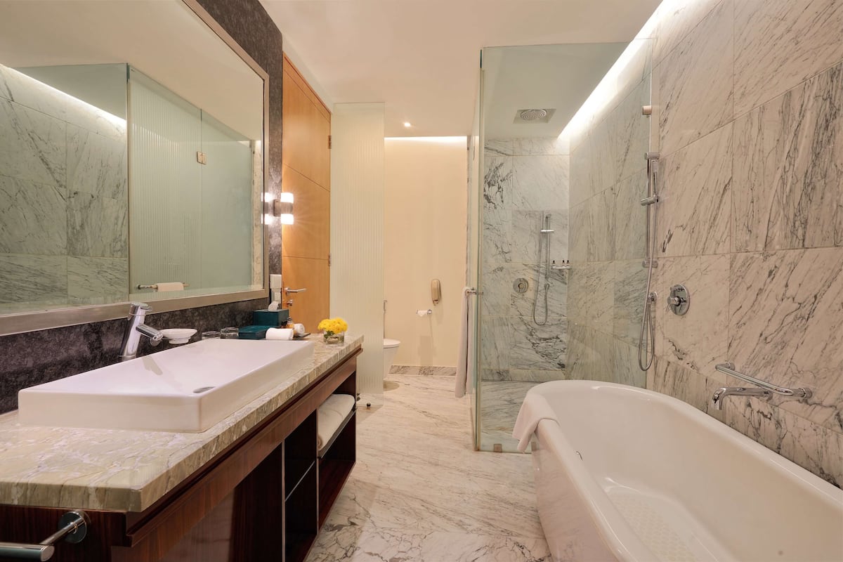 Room, 1 King Bed | Bathroom | Combined shower/tub, rainfall showerhead, free toiletries, hair dryer