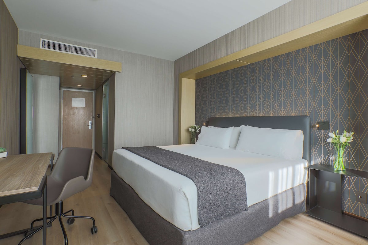 Premium bedding, down duvets, minibar, in-room safe