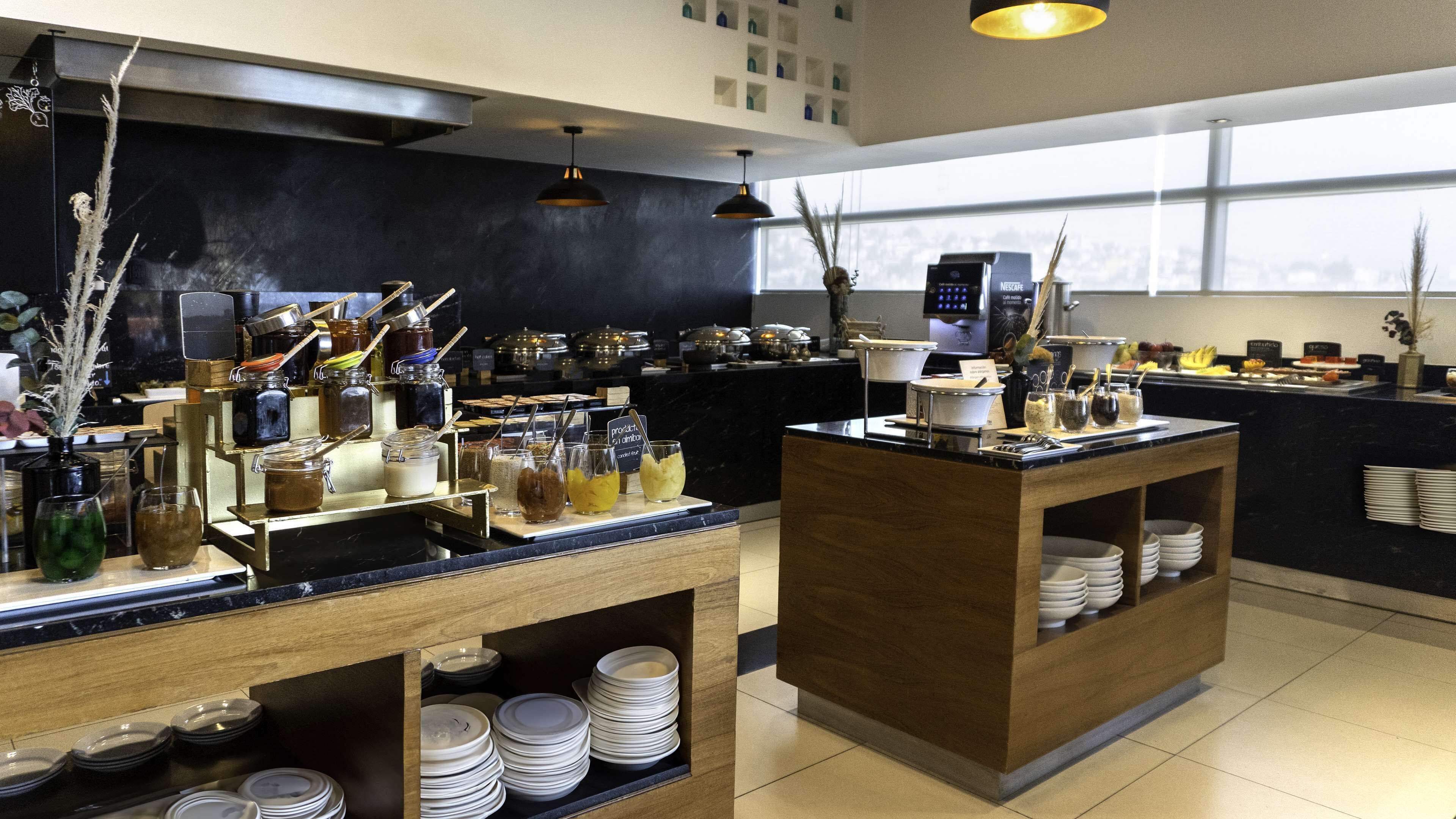 lunch and dinner served, international cuisine