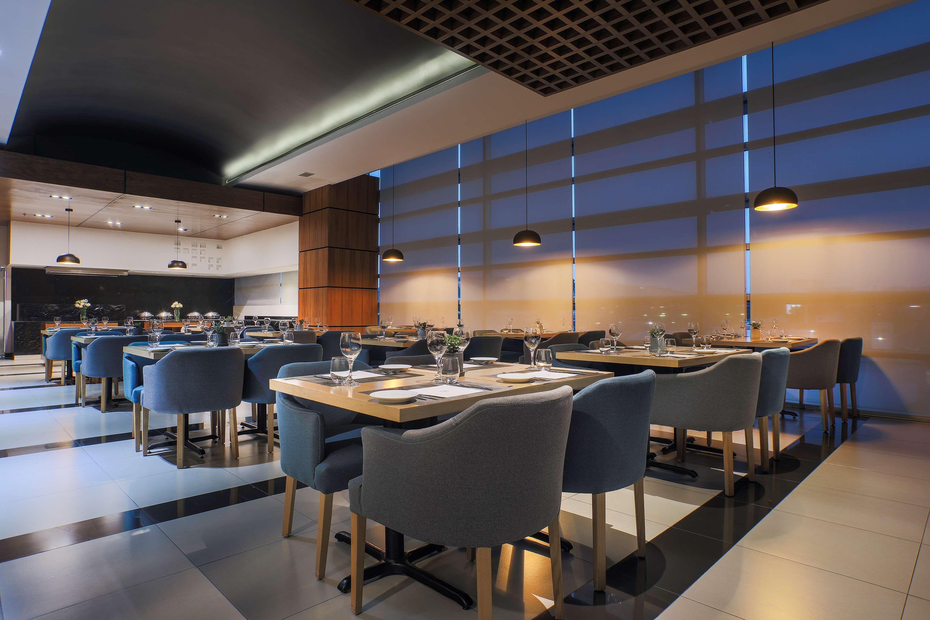 lunch and dinner served, international cuisine