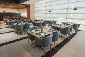 Melayani makan siang dan makan malam dengan sajian masakan internasional