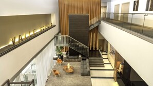 Un interior moderno con una escalera, un área de descanso y un letrero que dice "VALLE D'ORADO".