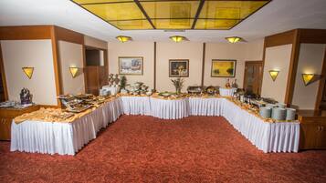 Morgenmadsbuffet hver dag (10 EUR pr. person)