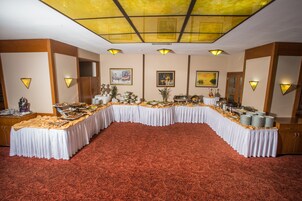 每日供应自助式早餐（每人 EUR 10）