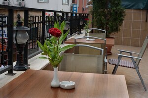 供应早餐、午餐和晚餐，土耳其菜