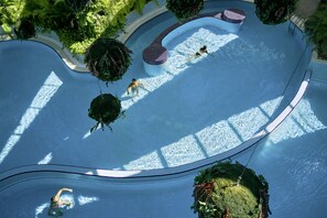 Piscina interna, 5 piscinas externas, espreguiçadeiras