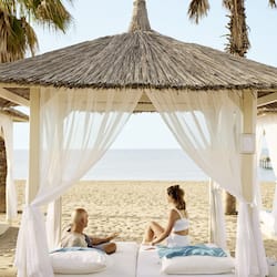 Am Strand, Liegestühle, Strandtücher, Yoga