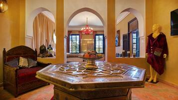 Family Suite | Living area | 32-inch TV with satellite channels, tablet