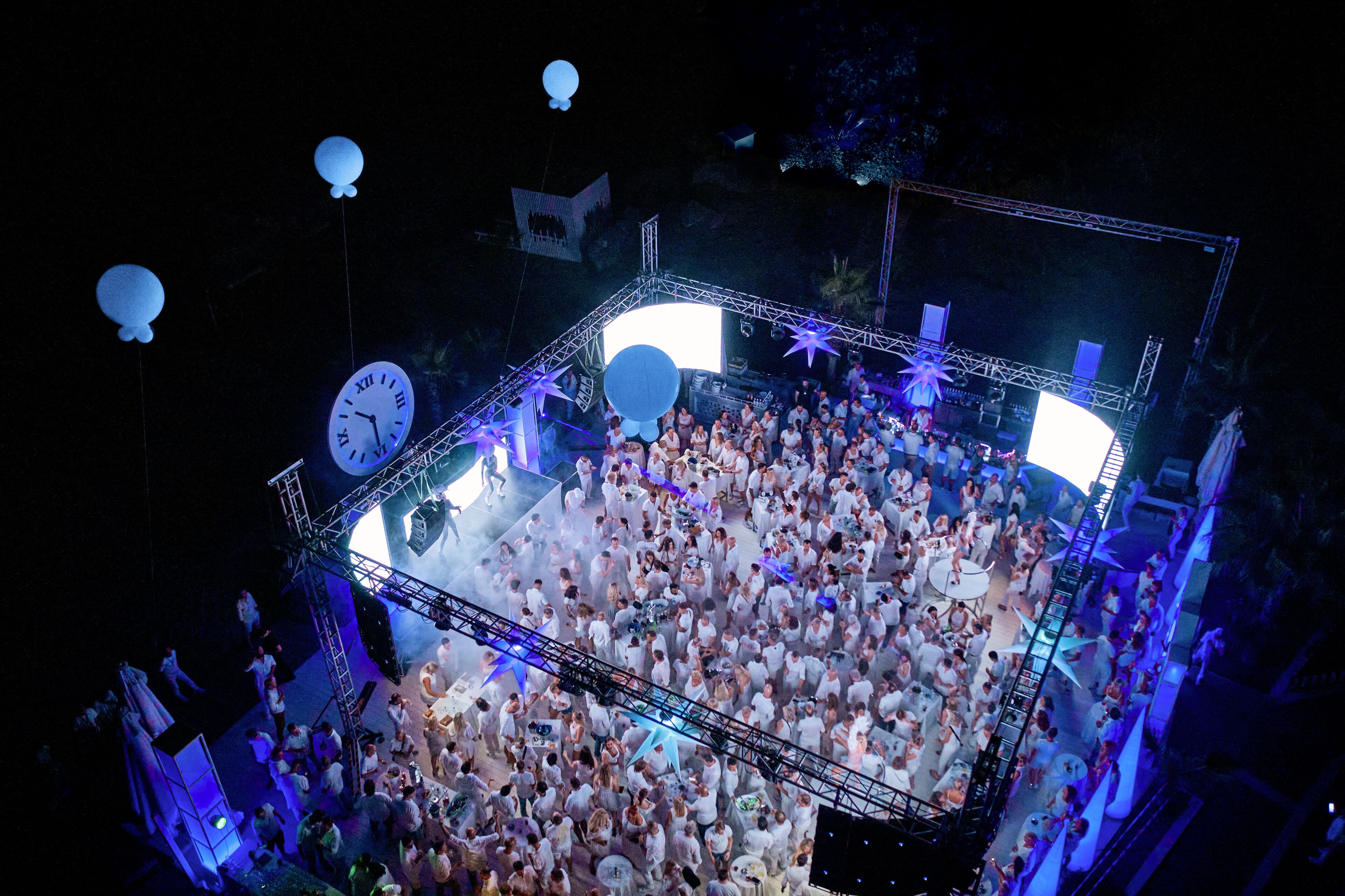 Photo - ROBINSON CAMYUVA - Adults only