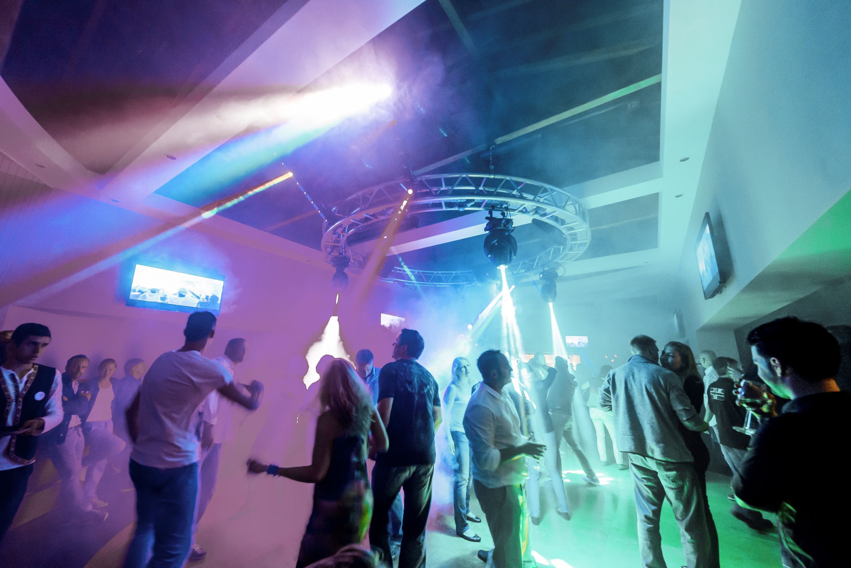 Photo - ROBINSON CAMYUVA - Adults only