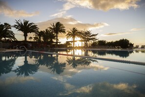 5 outdoor pools, pool umbrellas, pool loungers - ROBINSON ESQUINZO PLAYA - All Inclusive (Pajara)