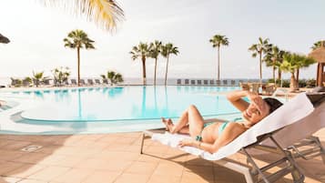 5 piscines extérieures, parasols de plage, chaises longues