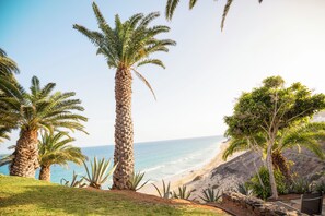 On the beach, sun-loungers, beach umbrellas, beach towels - ROBINSON ESQUINZO PLAYA - All Inclusive (Pajara)