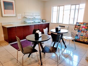 Free daily continental breakfast  - Aladdin Inn & Suites (Portland)