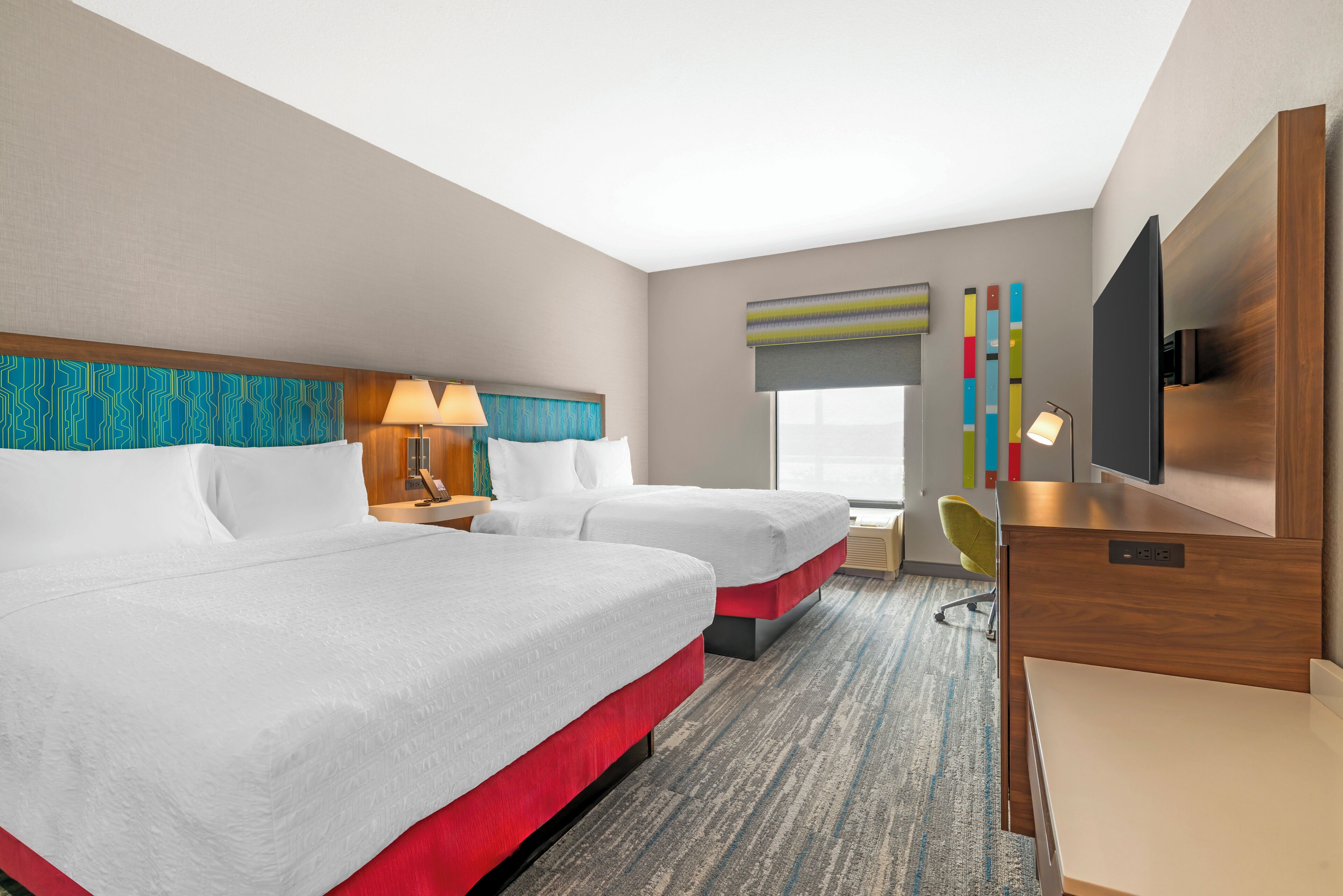 Chambre, 2 grands lits | Bureau, fer et planche à repasser, lit de bébé (gratuit)