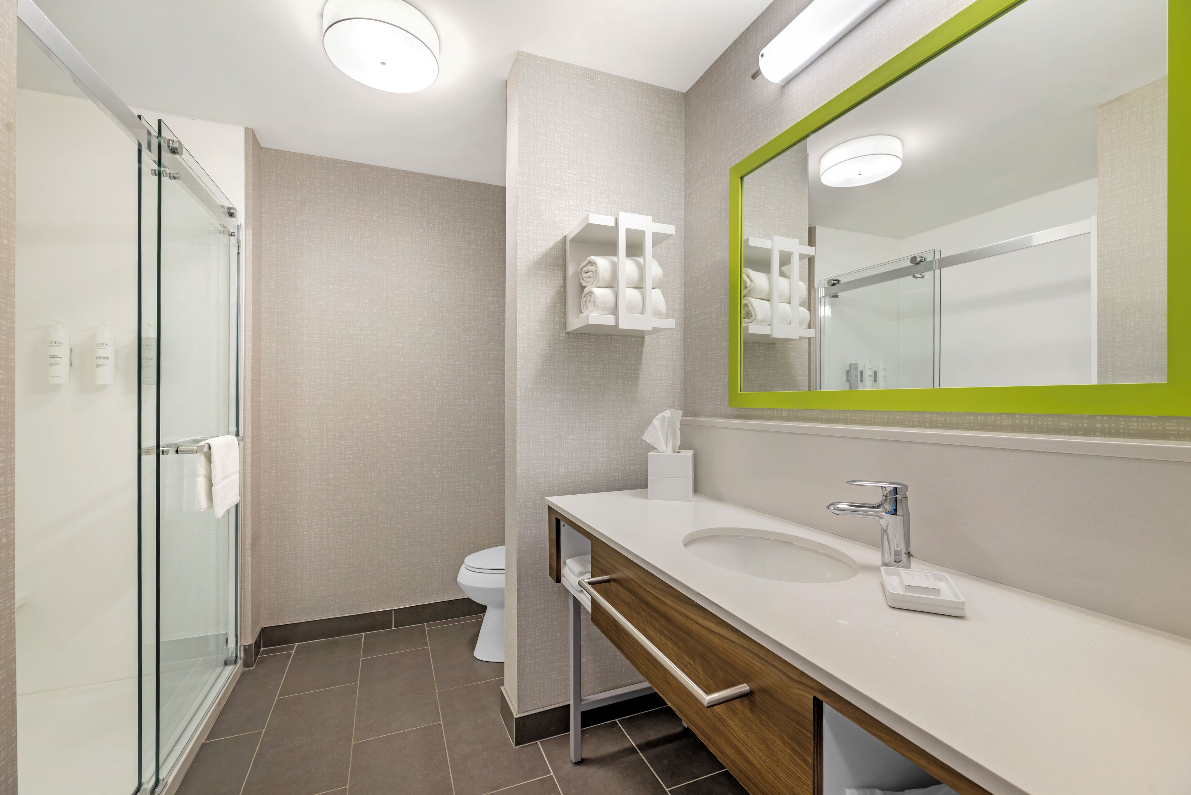 Habitación estándar | Baño | Amenidades de baño gratuitas, secadora de cabello, toallas 