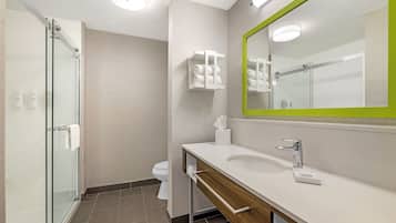 Habitación estándar | Baño | Amenidades de baño gratuitas, secadora de cabello, toallas