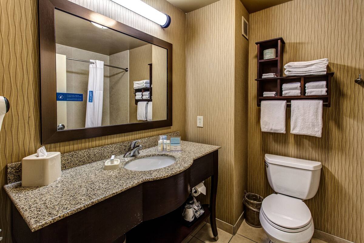 two qn mob hearing acc tub non smoking | bathroom | free toiletries, hair dryer, towels