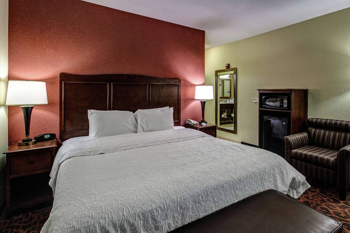 one king bed, non-smoking, accessible | living area | 32-inch lcd tv with cable channels, tv