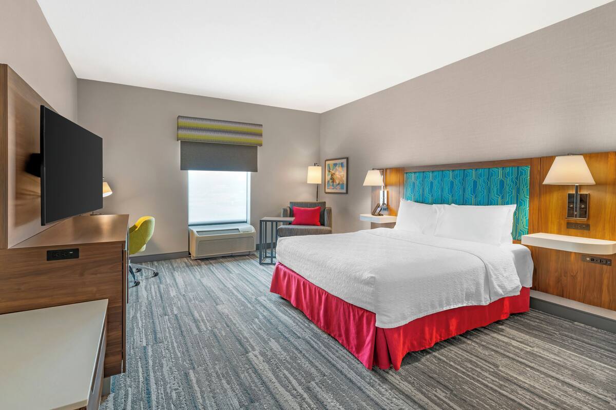 Room, 1 Queen Bed, Accessible, Bathtub | Living area | 32-inch LCD TV with cable channels, TV