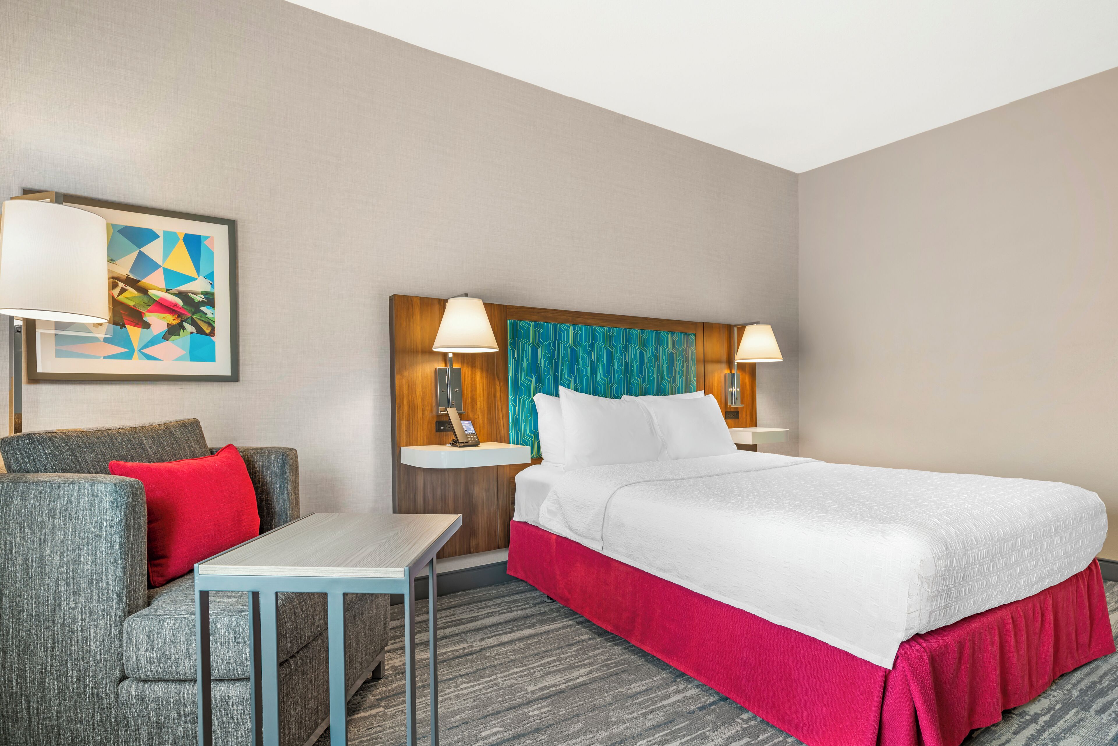 Værelse - 1 queensize-seng - handicapvenligt - badekar | Opholdsområde | 32-tommers LCD-tv med kabelkanaler, tv