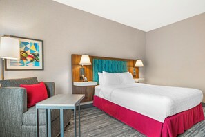 غرفة - سرير كبير - تجهيزات لذوي الاحتياجات الخاصة - بحوض استحمام | منطقة المعيشة | تلفزيون إل سي دي بحجم 32-بوصة يعرض قنوات تلفزيونية باشتراك مدفوع