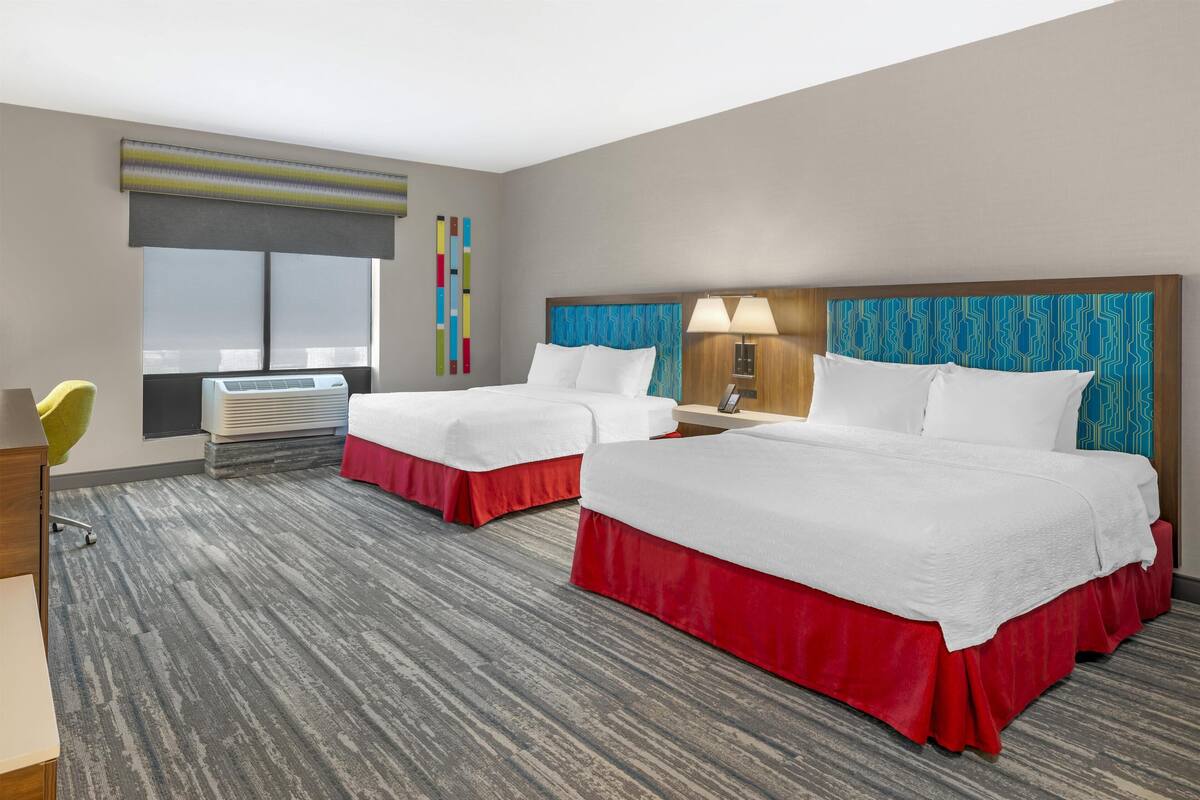 Two QN Mob Hearing ACC Tub Non smoking | Desk, iron/ironing board, cribs (free), WiFi (free)