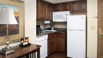 Full-size fridge, microwave, stovetop, dishwasher