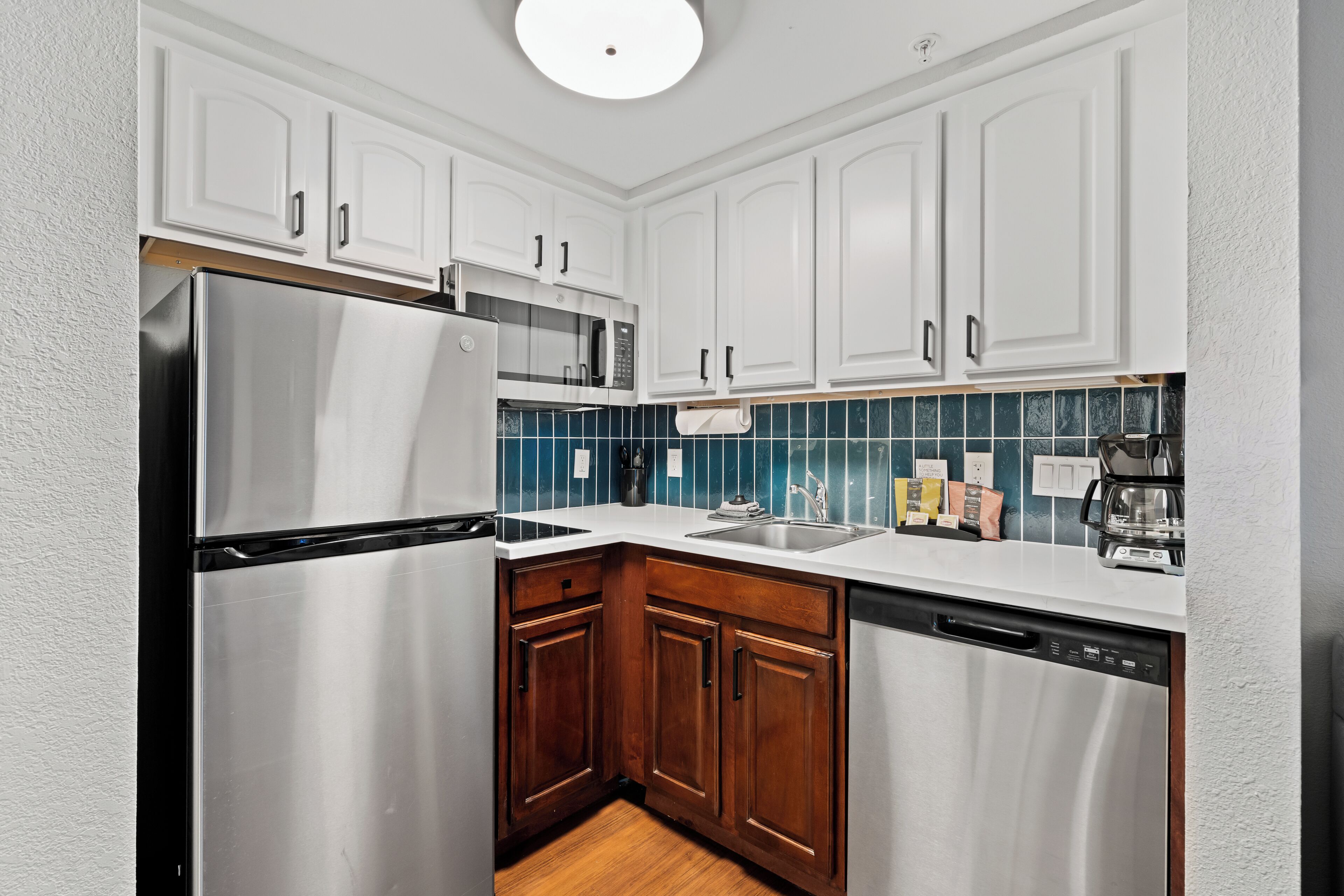 Refrigerador con freezer, microondas, placa de cocina, lavavajillas