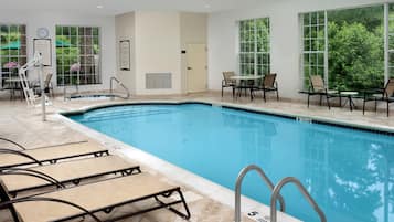 Inomhuspool och parasoller