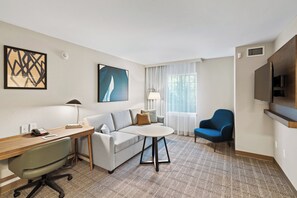 In-room safe, desk, blackout drapes, iron/ironing board - Staybridge Suites North Brunswick by IHG (North Brunswick)