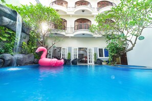 Outdoor pool, pool loungers - Gold Coast Da Nang Hotel (Da Nang)