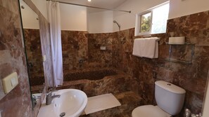 Penthouse | Bathroom | Combined shower/bathtub, deep-soaking bathtub, free toiletries, bidet - Mermaid Resort Puerto Galera (Puerto Galera)